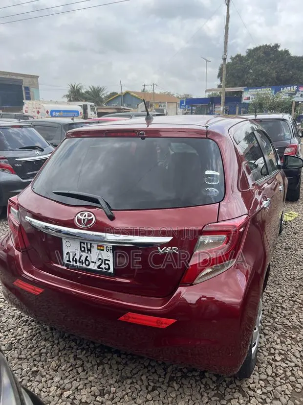 Toyota Vitz 1.3 FWD 3dr 2015 Burgundy · Photo 1