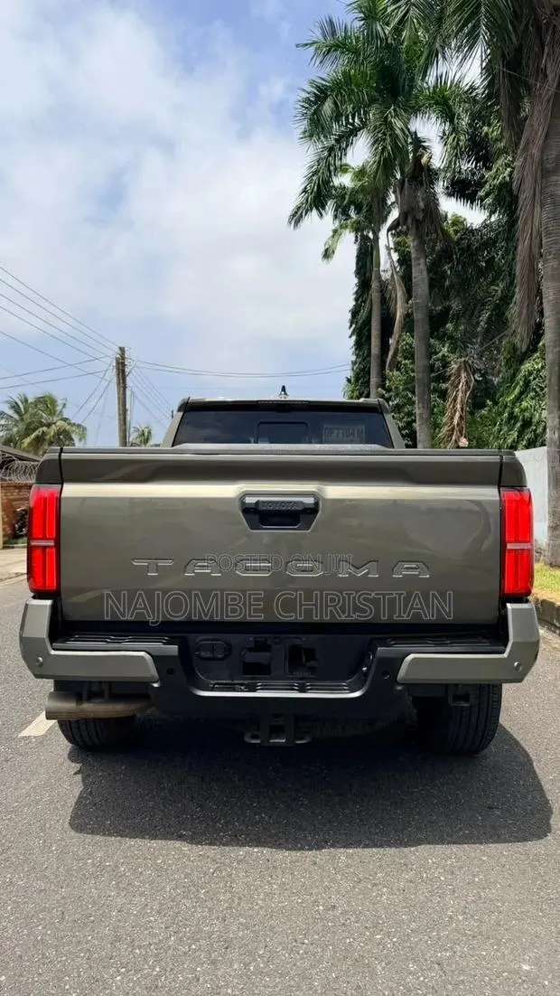 Toyota Tacoma 2024 Green · Photo 1