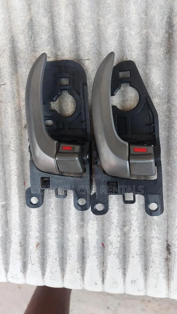 Hyundai Elantra Inner Door Openner · Photo 1