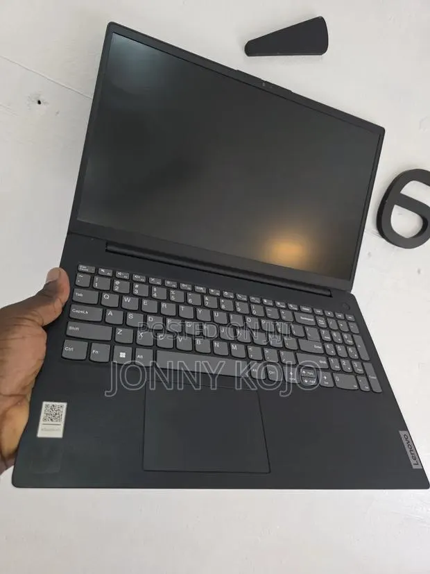 Laptop Lenovo V15 8GB Intel Core i5 SSHD (Hybrid) 256GB · Photo 1