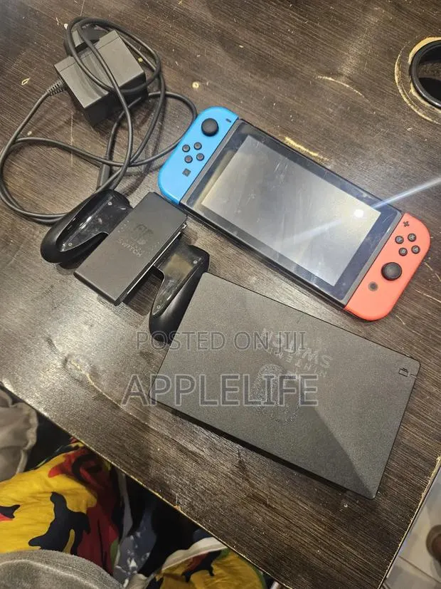 Nintendo Switch With 7 Games · Photo 1