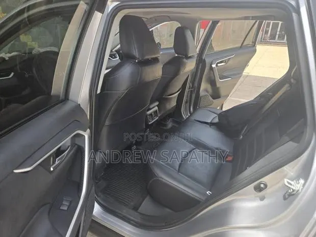 Toyota RAV4 XLE Premium 2022 Silver · Photo 1