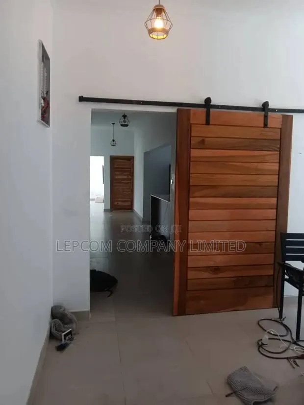Sliding Doors · Photo 1