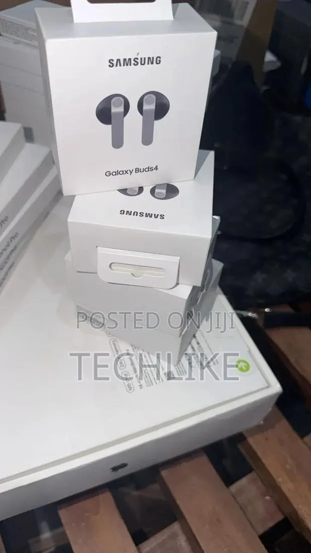Samsung Buds 4 · Photo 1