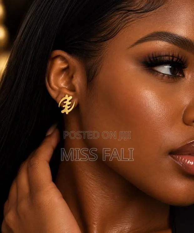 Sculpted Muse Gold Studs · Photo 1