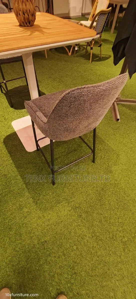 Bar/Kitchen Stool (Fabric and Metal) · Photo 1