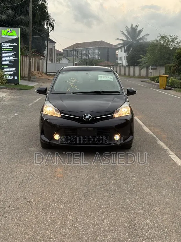 Toyota Vitz 1.3 AWD 3dr 2015 Burgundy · Photo 1