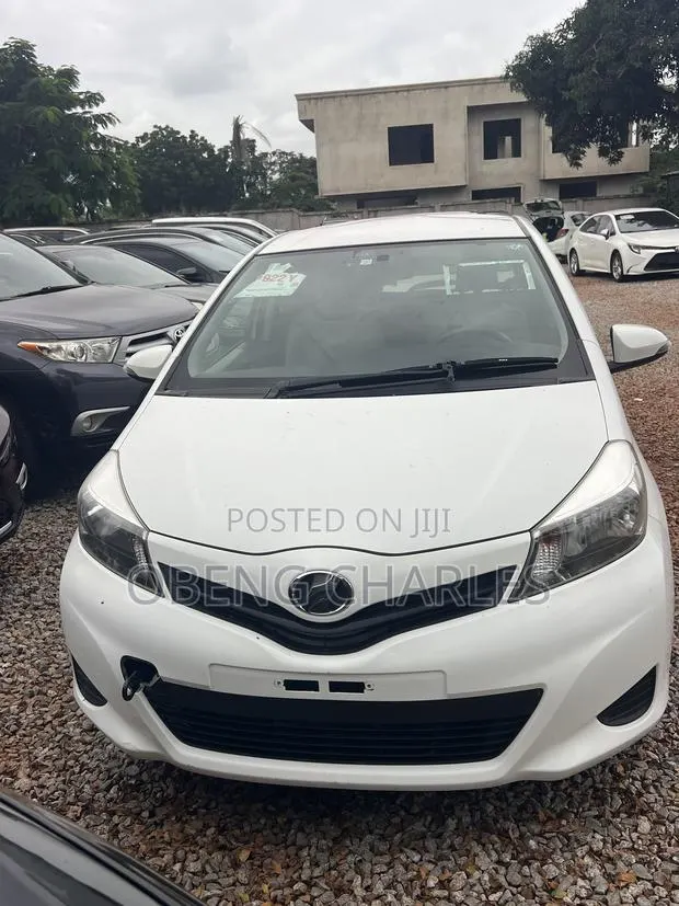 Toyota Vitz 1.3 AWD 3dr 2013 White · Photo 1