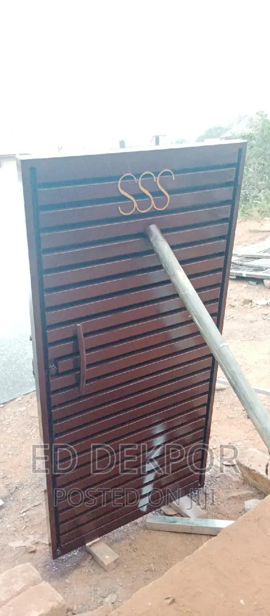 Entrance Back Small Gate · Photo 1