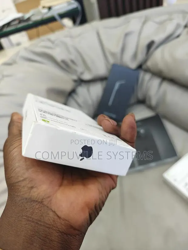 New Apple iPhone 16 512 GB Black · Photo 1