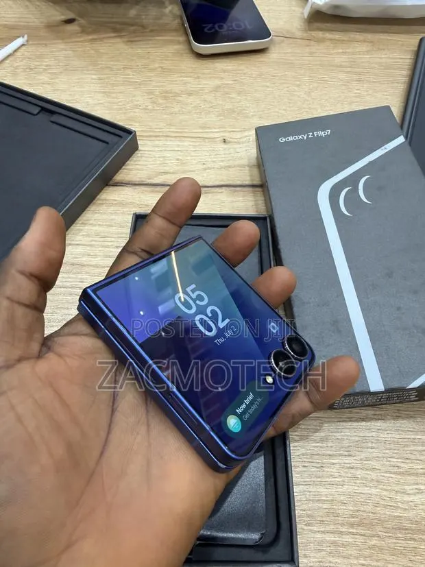 Samsung Galaxy Z Flip7 512 GB Blue · Photo 1