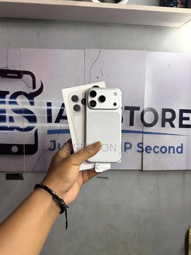 Apple iPhone 17 Pro Max 512 GB Silver · Photo 1