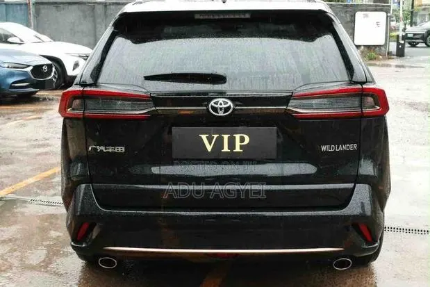 Toyota RAV4 XLE Premium 2025 Black · Photo 1