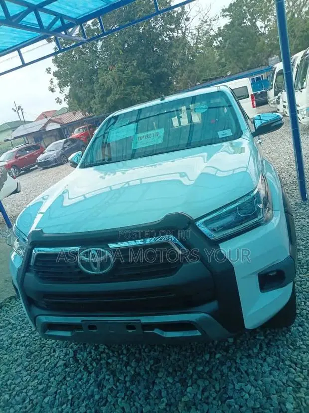 Toyota Hilux 2024 White · Photo 1