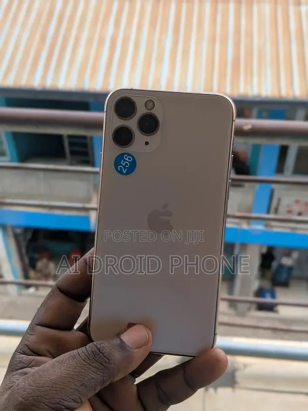 Apple iPhone 11 Pro 256 GB Yellow · Photo 1