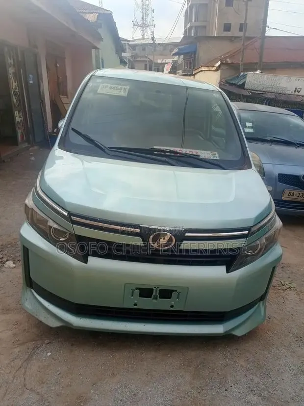 Toyota Voxy SV Premium 2014 · Photo 1