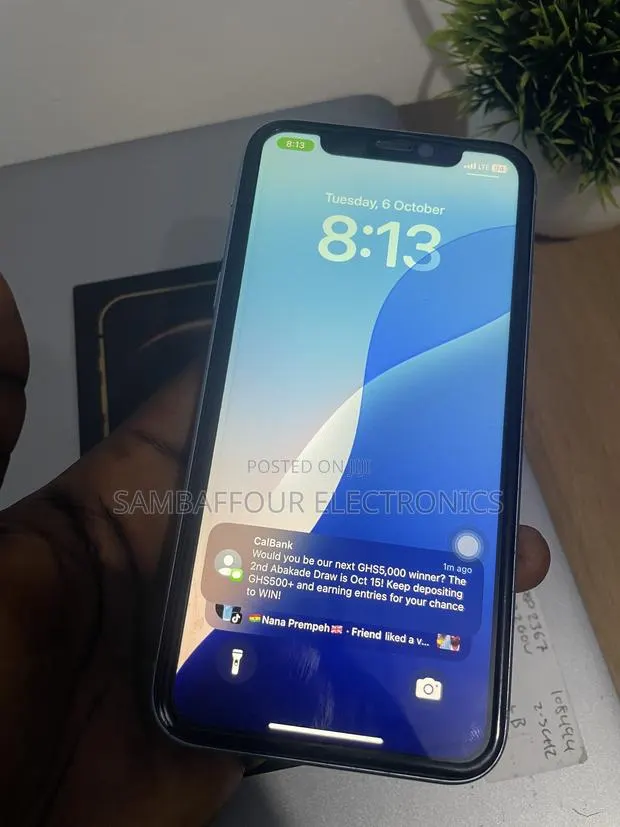 Apple iPhone XR 64 GB Blue · Photo 1