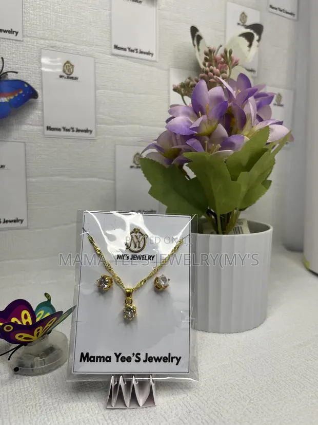 Gold Crystal Pendant Necklace Stud Earrings Jewelry Set · Photo 2