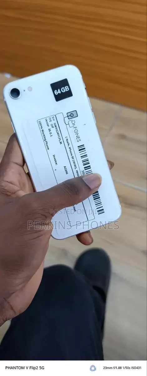 Apple iPhone SE (2020) 64 GB Silver · Photo 1