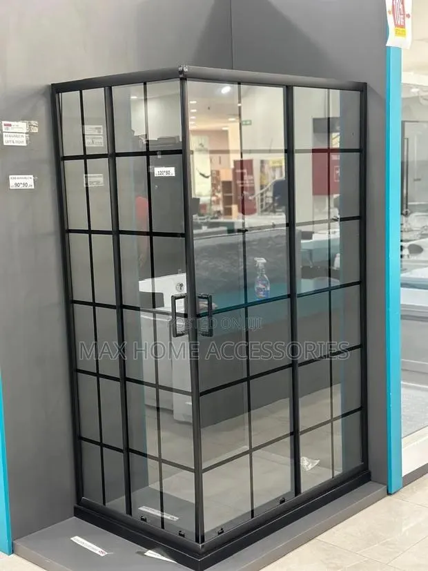 Black Designed Glass · Photo 1