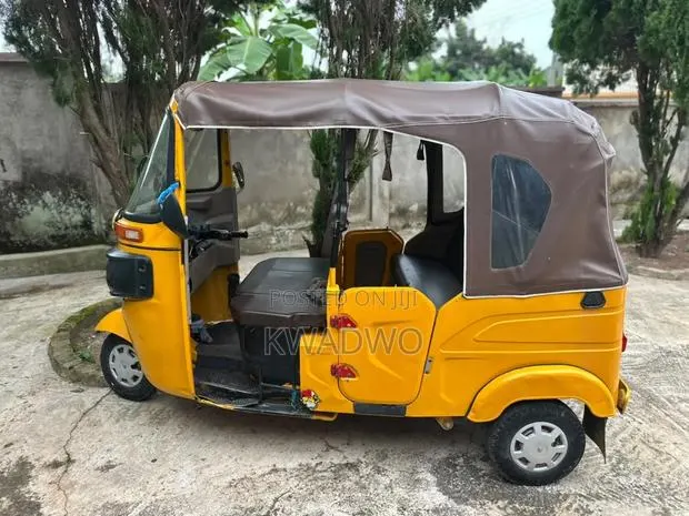 Bajaj RE 2026 Yellow · Photo 1