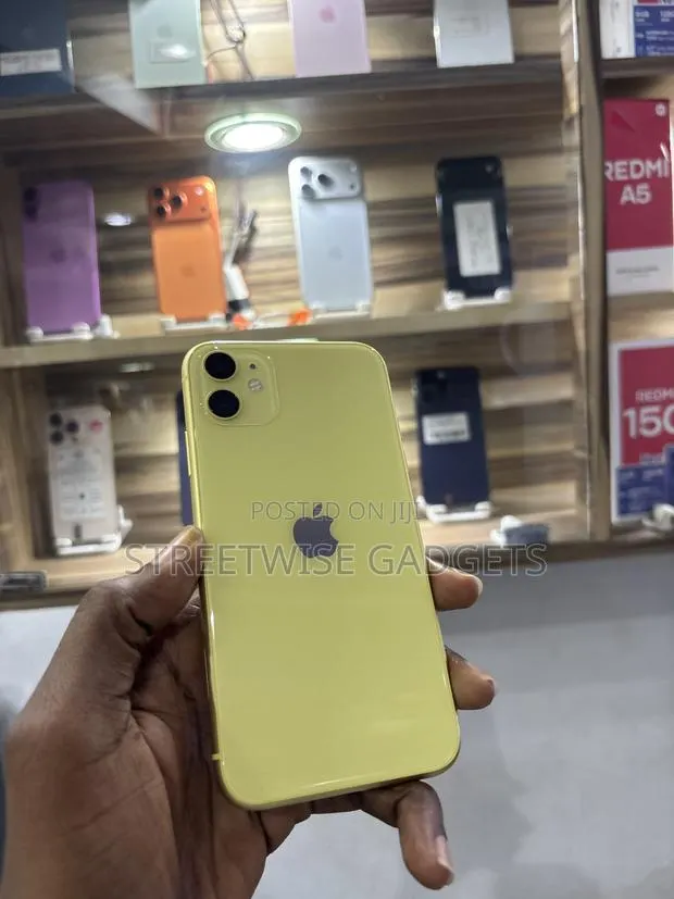 Apple iPhone 11 64 GB Yellow · Photo 1