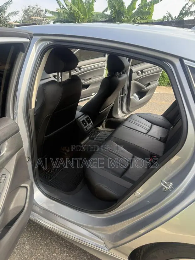 Honda Accord 2019 Silver · Photo 1