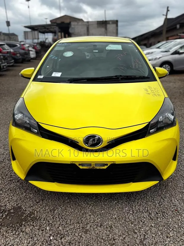 Toyota Vitz 1.5 FWD 3dr 2015 Yellow · Photo 1