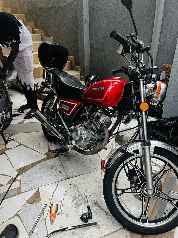 Suzuki GSX 125 2007 Red · Photo 1