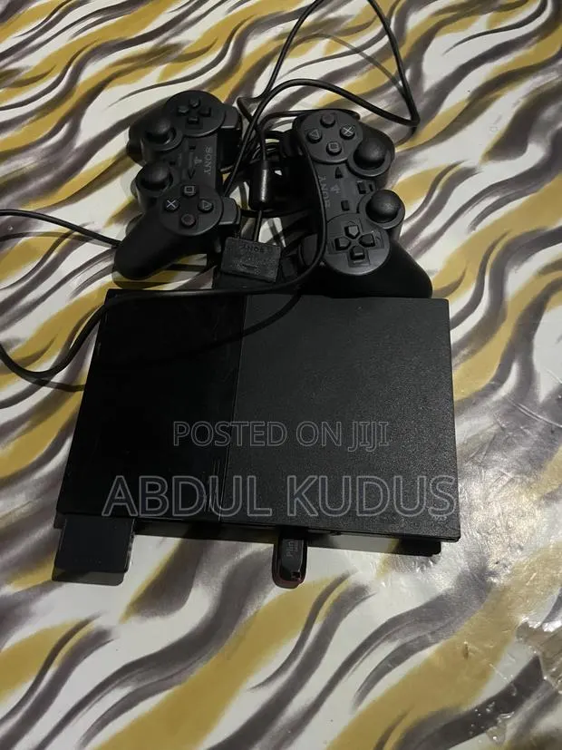 Sony PlayStation 2 Slim · Photo 1