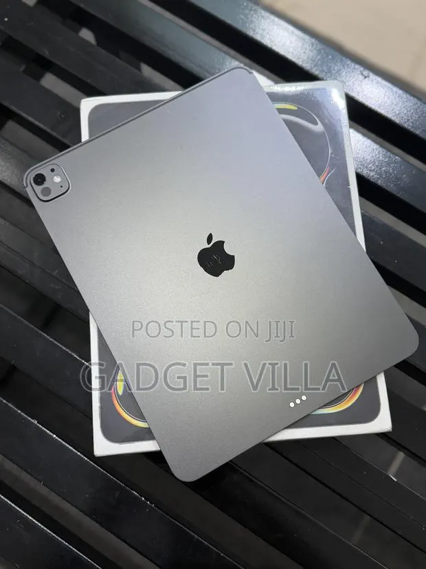 Apple iPad Pro 13 (2025) 256 GB Gray · Photo 1