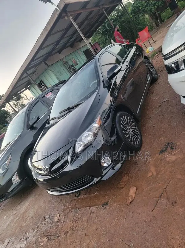 Toyota Corolla LE 4dr Sedan (1.8L 4cyl 4A) 2013 Black · Photo 1