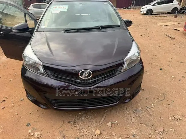 Toyota Vitz 1.3 FWD 5dr 2014 Purple · Photo 1
