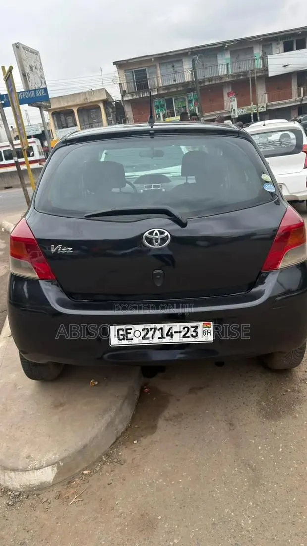 Toyota Vitz 2010 Black · Photo 1
