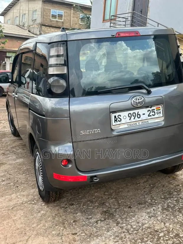 Toyota Sienta 1.5 AWD 2012 Gray · Photo 1