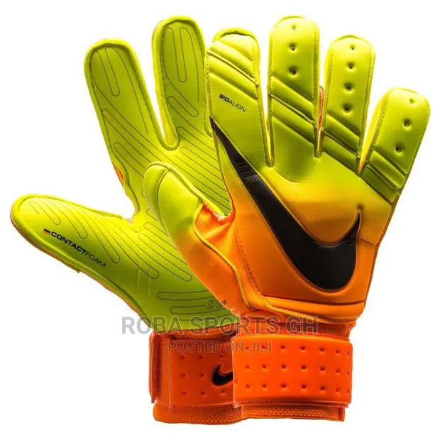 Nike Goalkeeper Gloves · Photo 1