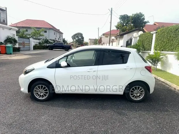 Toyota Vitz 1.3 FWD 3dr 2015 White · Photo 1
