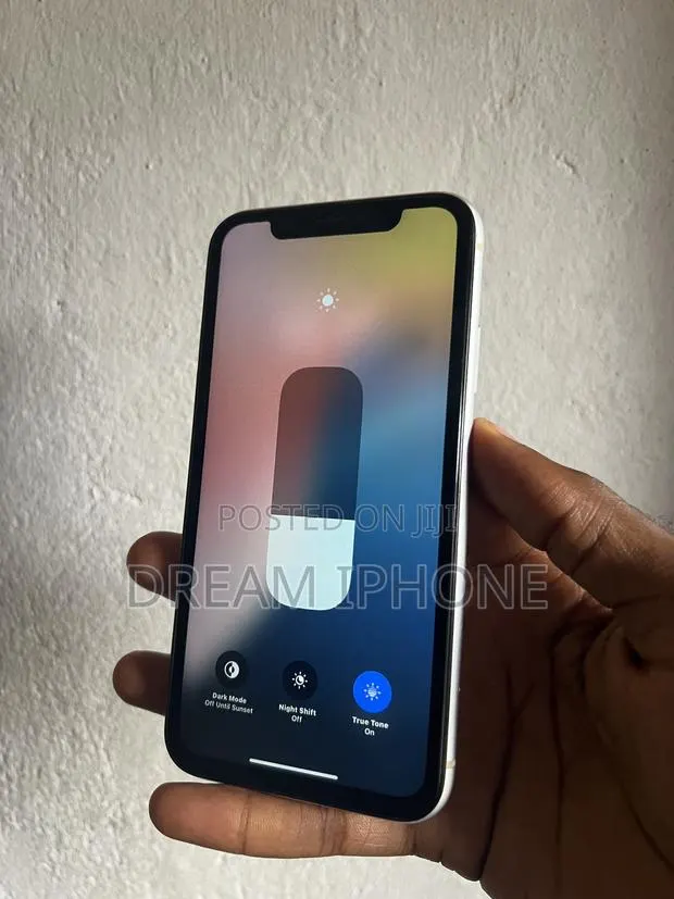 Apple iPhone XR 256 GB White · Photo 1
