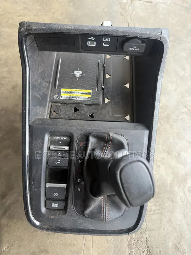 2022-2024 Honda Civic I-MMD Sport Mk11 Wireless Phone Charger Station · Photo 1