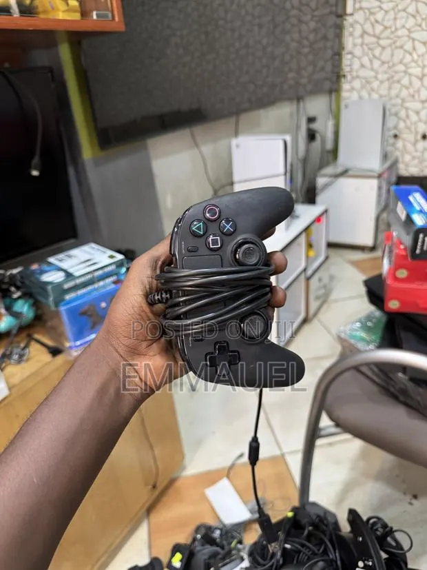 Original Wired Controller for Ps4 and PC · Photo 1