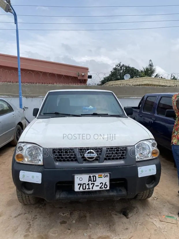 Nissan Hardbody 2010 White · Photo 1