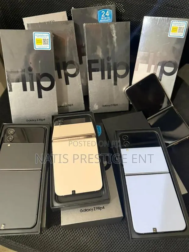 New Samsung Galaxy Z Flip4 256 GB Black · Photo 1