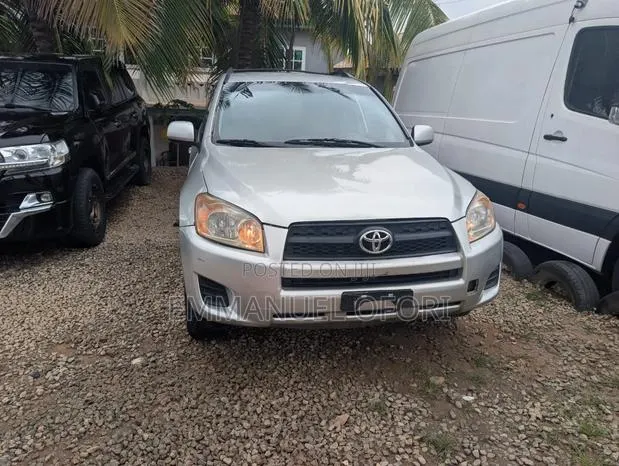 Toyota RAV4 2010 Silver · Photo 1