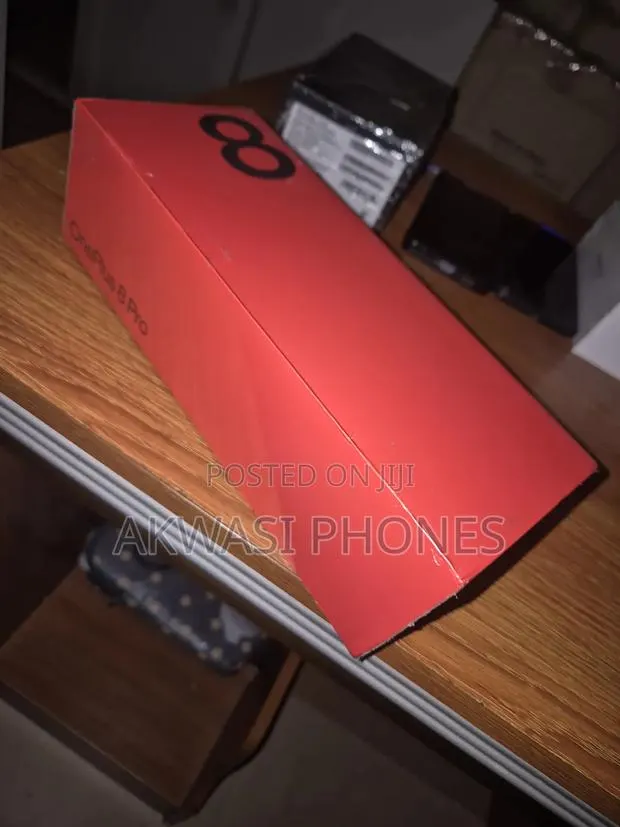 New OnePlus 8 Pro 128 GB Black · Photo 1