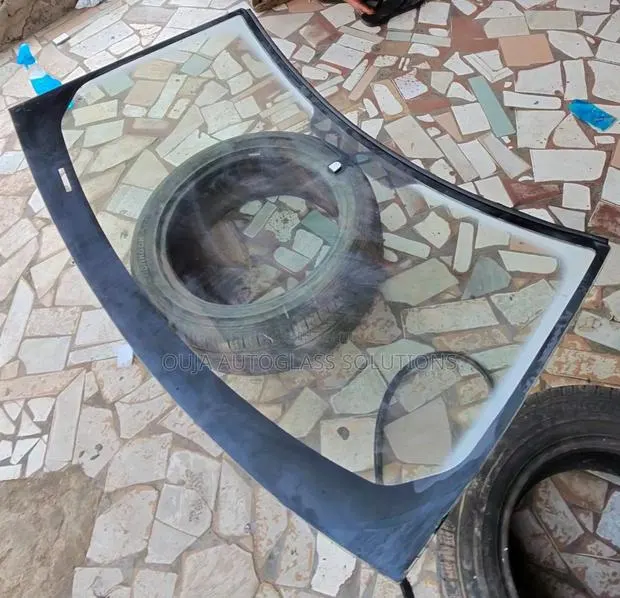 2005 Land Rover Discovery (Lr3) Windscreen Available · Photo 1
