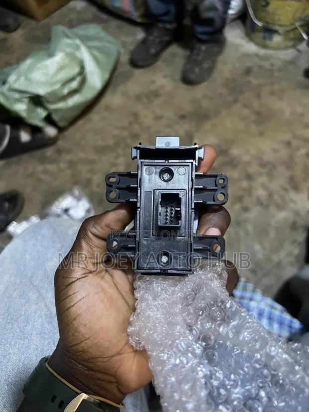 Honda HRV 2018-2022 Electronics Packing Brake Switch · Photo 1