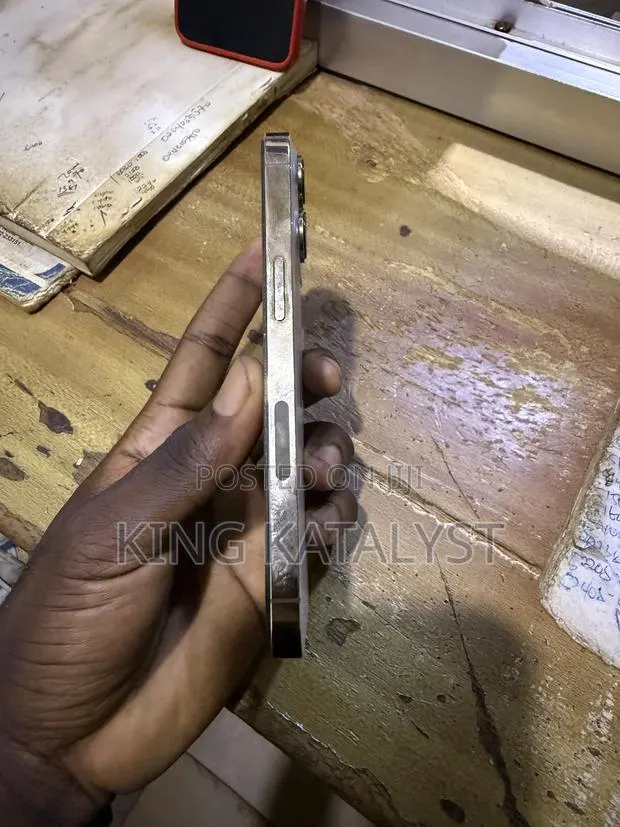 Apple iPhone 13 Pro 256 GB Gold · Photo 1
