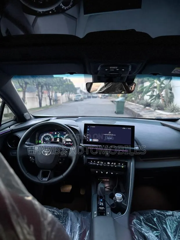 New Toyota C-HR 2025 White · Photo 1
