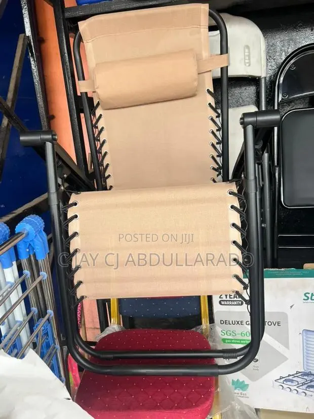 Relaying Folding Chairs With Metal Legs · Photo 1