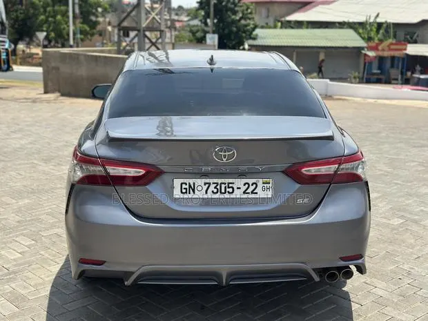 Toyota Camry SE (2.5L 4cyl 8A) 2019 Gray · Photo 1